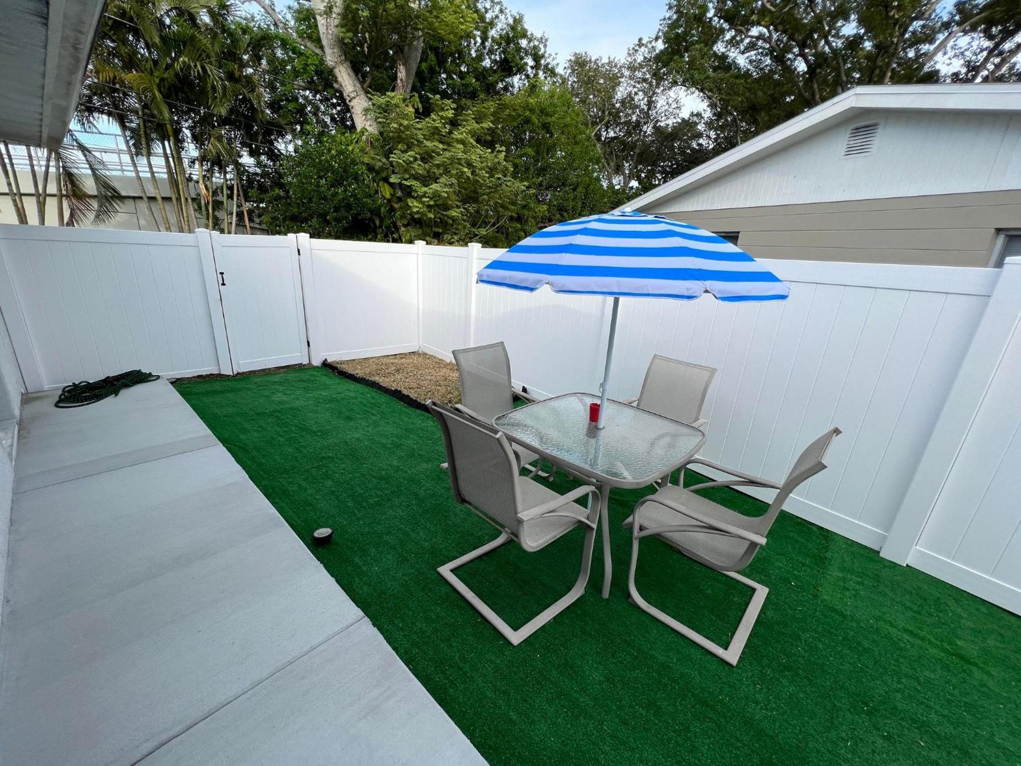 Cozy Private Studio W/Own Yard - 3Mi From Beach سيمينول المظهر الخارجي الصورة